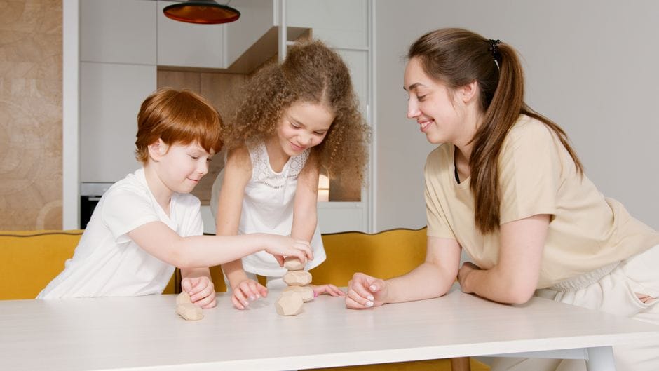 Frères et sœurs qui se disputent : comprendre avant d'arbitrer