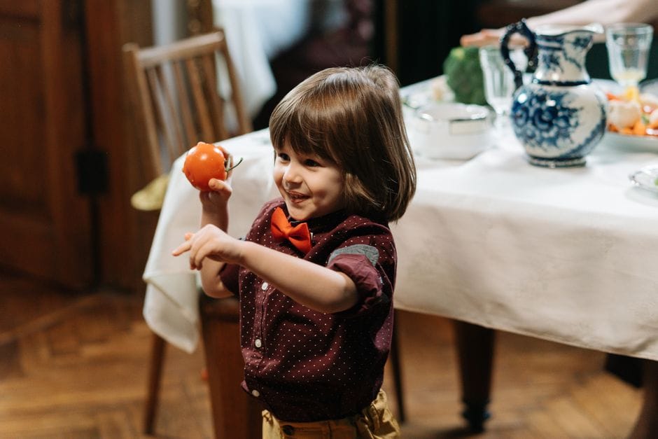 Cuisiner le printemps avec les enfants : fraises et légumes nouveaux