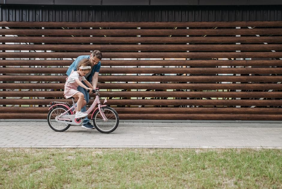 Apprendre à faire du vélo : patience, chutes et grande fierté