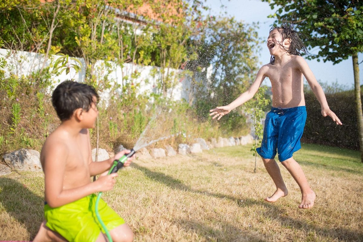 Écrans en vacances : les règles qui tiennent tout l'été (et celles qui craquent en une semaine)