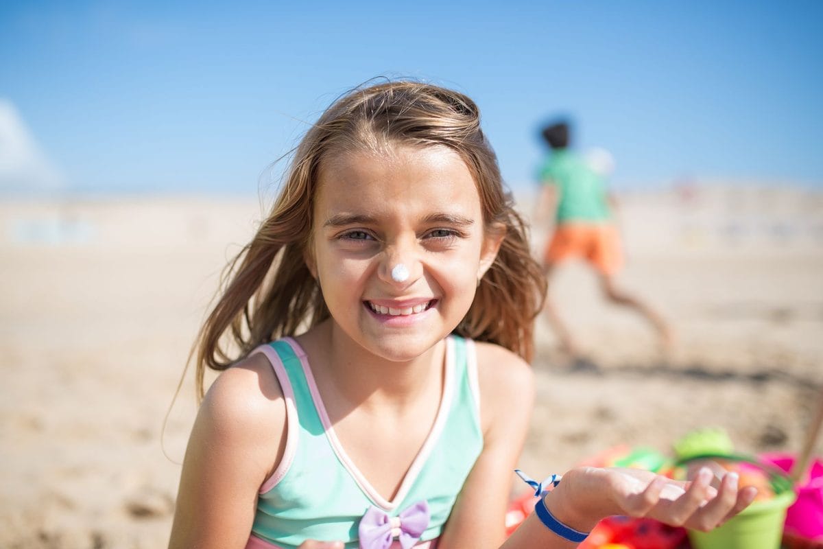 Protection solaire des enfants : la crème ne suffit pas, voici ce qui marche vraiment