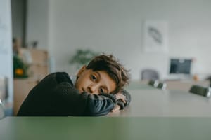 L'ennui de l'enfant en été : pourquoi il ne faut pas se précipiter pour le combler