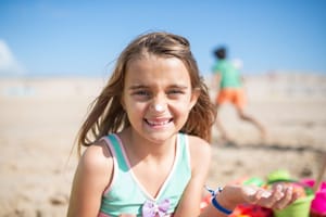 Protection solaire des enfants : la crème ne suffit pas, voici ce qui marche vraiment
