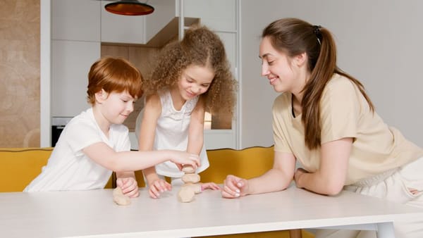 Frères et sœurs qui se disputent : comprendre avant d'arbitrer