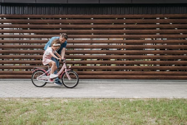 Apprendre à faire du vélo : patience, chutes et grande fierté