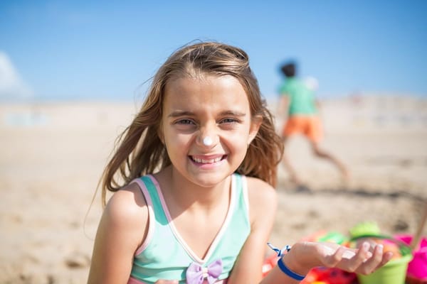 Protection solaire des enfants : la crème ne suffit pas, voici ce qui marche vraiment