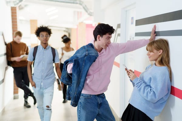 Téléphone portable interdit au lycée à la rentrée 2026 : ce qui change vraiment pour les familles